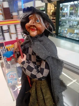 Bruja de tela decorativa