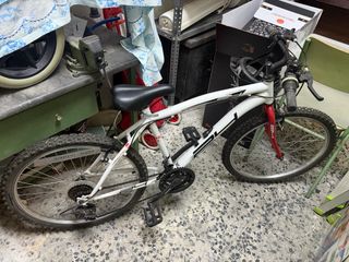 Bicicleta de montaña blanca con marchas