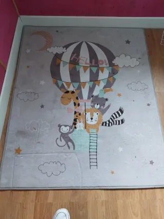 Alfombra infantil con animales y globo