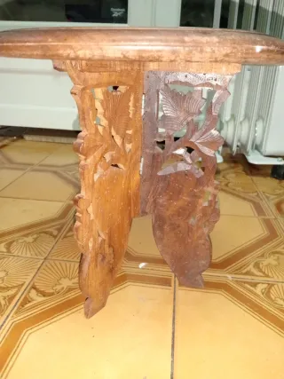 Mesita auxiliar de madera tallada