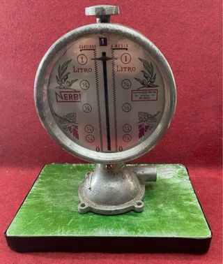 Antiguo dispensador o medidor de aceite