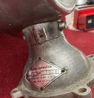 Antiguo dispensador o medidor de aceite