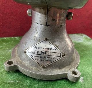 Antiguo dispensador o medidor de aceite