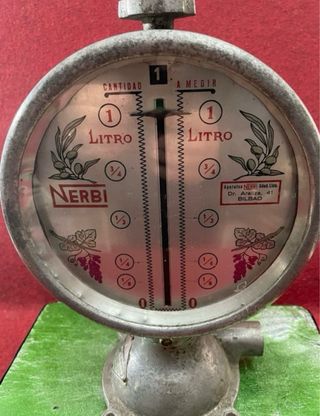 Antiguo dispensador o medidor de aceite