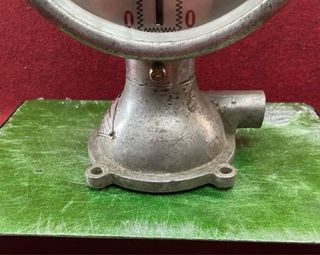 Antiguo dispensador o medidor de aceite