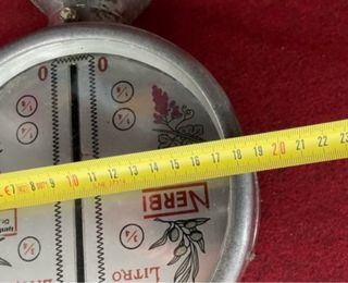 Antiguo dispensador o medidor de aceite