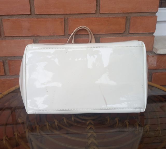 Bolso Charol Grande Carpisa Crema