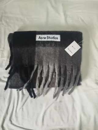 Acne Studios bufanda gris//Acne Studios grey scarf