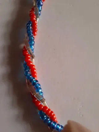 Collar de cuentas trenzado.