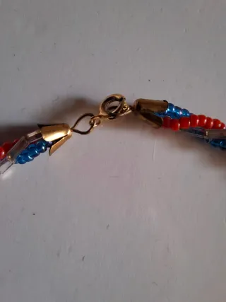 Collar de cuentas trenzado.
