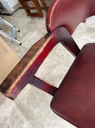 Sillón de piel y madera para restaurar