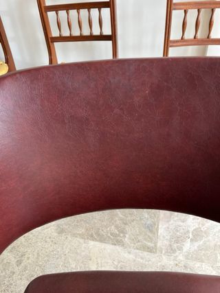 Sillón de piel y madera para restaurar