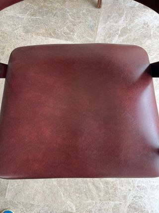 Sillón de piel y madera para restaurar