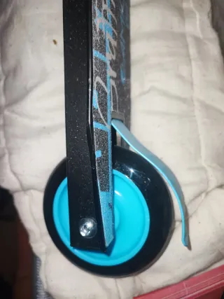 Patín infantil azul y negro