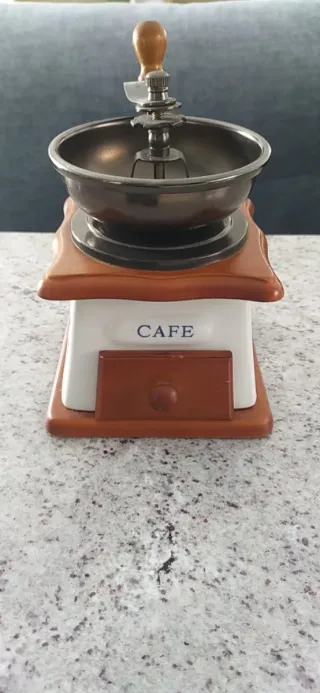 Molinillo de café antiguo madera, metal y cerámica