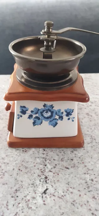 Molinillo de café antiguo madera, metal y cerámica