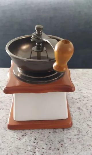 Molinillo de café antiguo madera, metal y cerámica