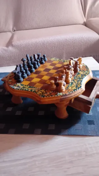 Ajedrez de mesa de madera con cajón