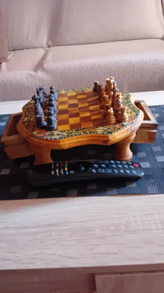 Ajedrez de mesa de madera con cajón