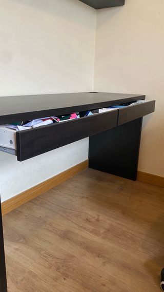 Escritorio IKEA negro 2 cajones