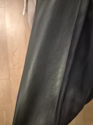 Abrigo efecto piel Zara negro