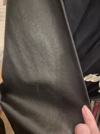 Abrigo efecto piel Zara negro