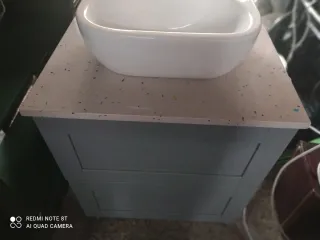 Lavabo pequeño de cerámica y piedra suspendido