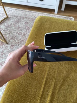 Gafas de sol Calvin Klein negras y marrones