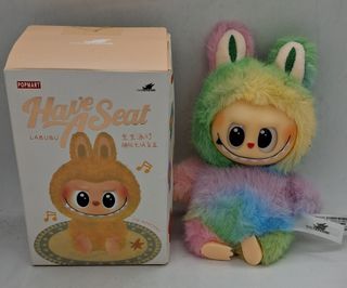 Labubu peluche arcoíris