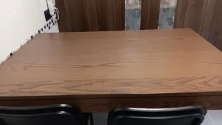 Mesa alta marrón con 4 taburetes negros plegables