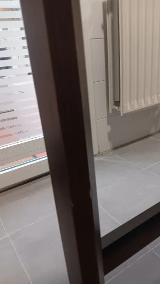 Mesa alta marrón con 4 taburetes negros plegables