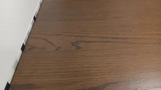 Mesa alta marrón con 4 taburetes negros plegables