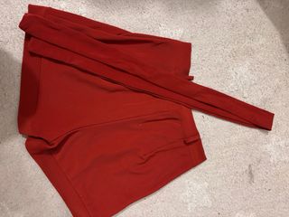 Bermudas rojas Inside