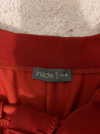 Bermudas rojas Inside