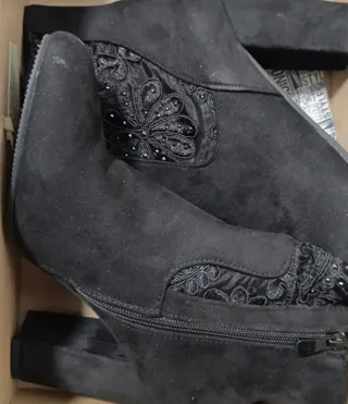 Stivaletti donna neri con pizzo