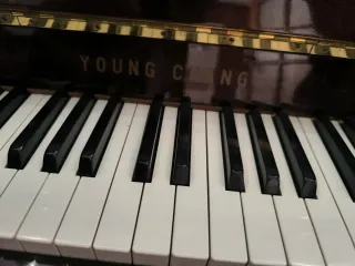 Piano de pared Young Chang caoba