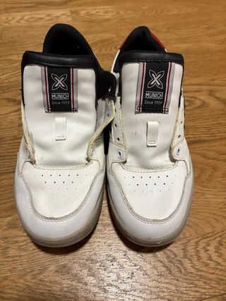 Zapatillas Munich Hombre Blancas y detalles rojos