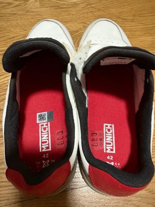 Zapatillas Munich Hombre Blancas y detalles rojos