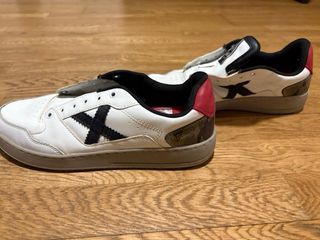 Zapatillas Munich Hombre Blancas y detalles rojos