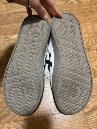 Zapatillas Munich Hombre Blancas y detalles rojos