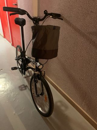 Bicicleta plegable negra sin marchas