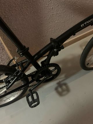 Bicicleta plegable negra sin marchas