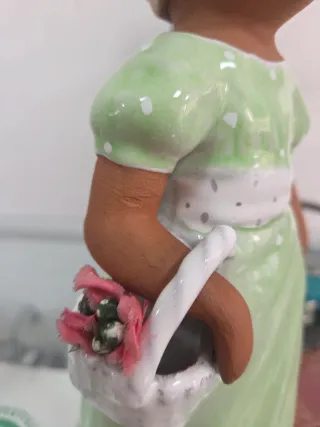 Figura de cerámica niña con cesta