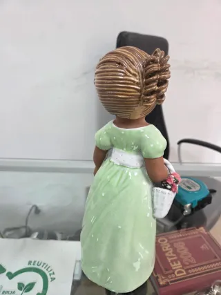 Figura de cerámica niña con cesta