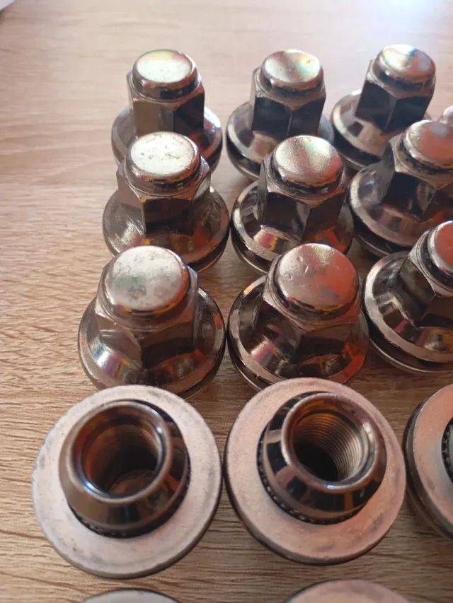 24 Tuercas llanta aleación Toyota Land Cruiser2025