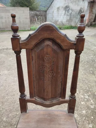 2 Sillas de madera maciza