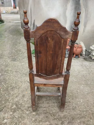 2 Sillas de madera maciza