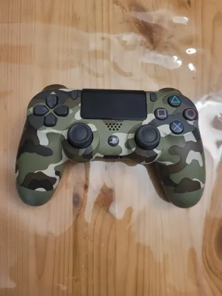 PS4 Blanca con 2 Mandos y 15 Juegos.