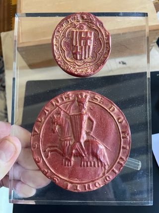 Sello decorativo con relieve histórico/medieval