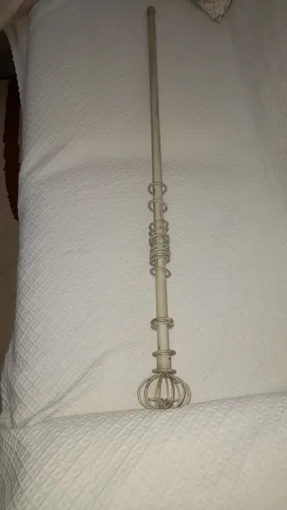 Riel decorativo con cortina